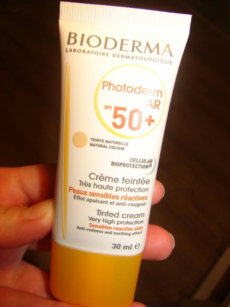 Какой крем для лица с spf лучше. Крем Биодерма SPF 50. Bioderma Photoderm от пигментных пятен. Bioderma SPF 30 для лица. Крем СПФ 50 для лица аптека.