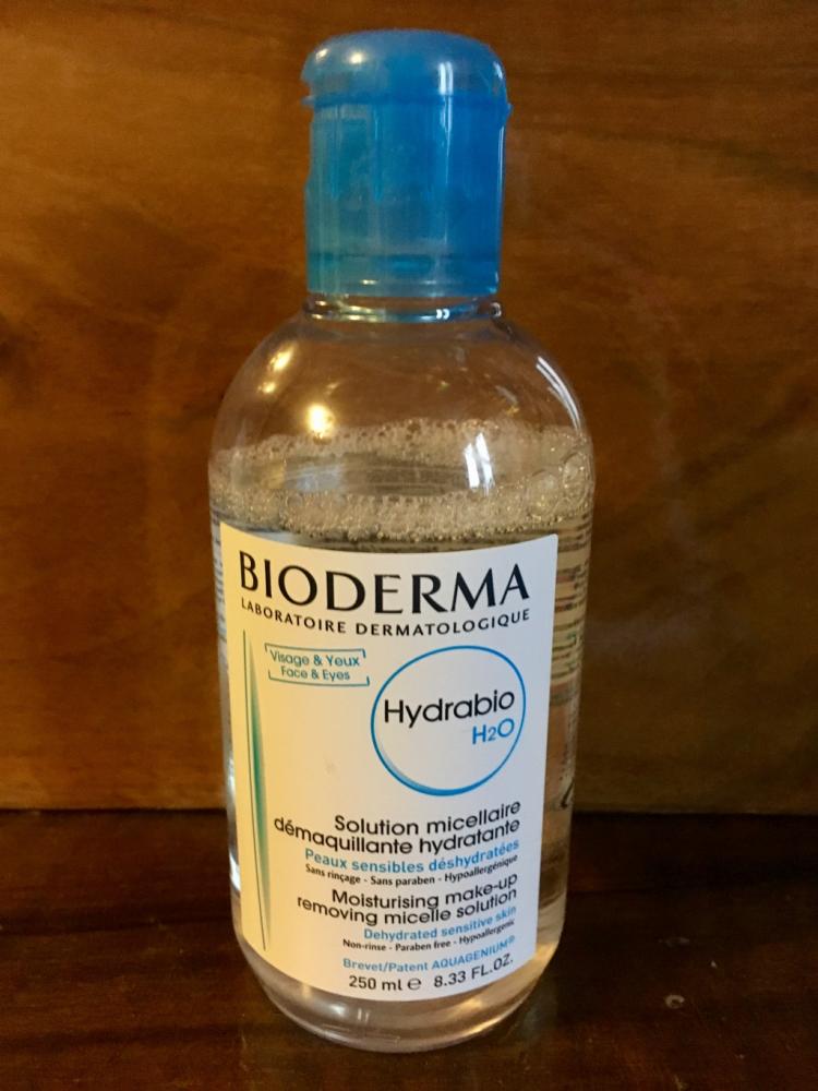 Вода биодерма отзывы. Биодерма мицеллярная вода для сухой кожи. Bioderma мицеллярная вода 250мл. Bioderma для сухой кожи мицеллярная вода. Биодерма мицелярка синяя.