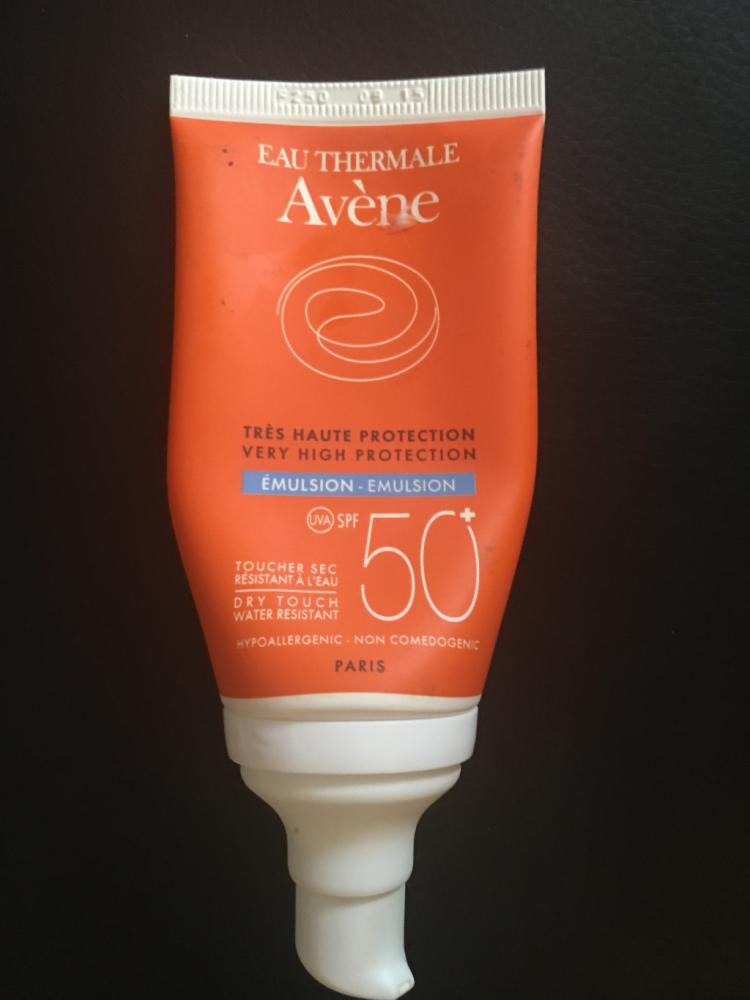 Avene spf 50 для лица. Avene SPF 50 эмульсия. Авен клинанс флюид 50мл SPF 50+. Avene Sun солнцезащитная линия. Avene Avene крем солнцезащитный без отдушек SPF 50, 50 мл.