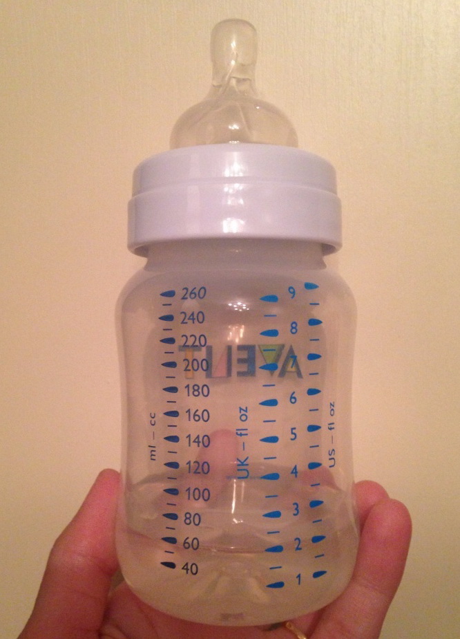 Сколько миллилитров в бутылке. 90 Мл на бутылочке Авент. Авент бутылочка мерки. Бутылки для смеси для новорожденных. Бутылочки для кормления для новорожденных.