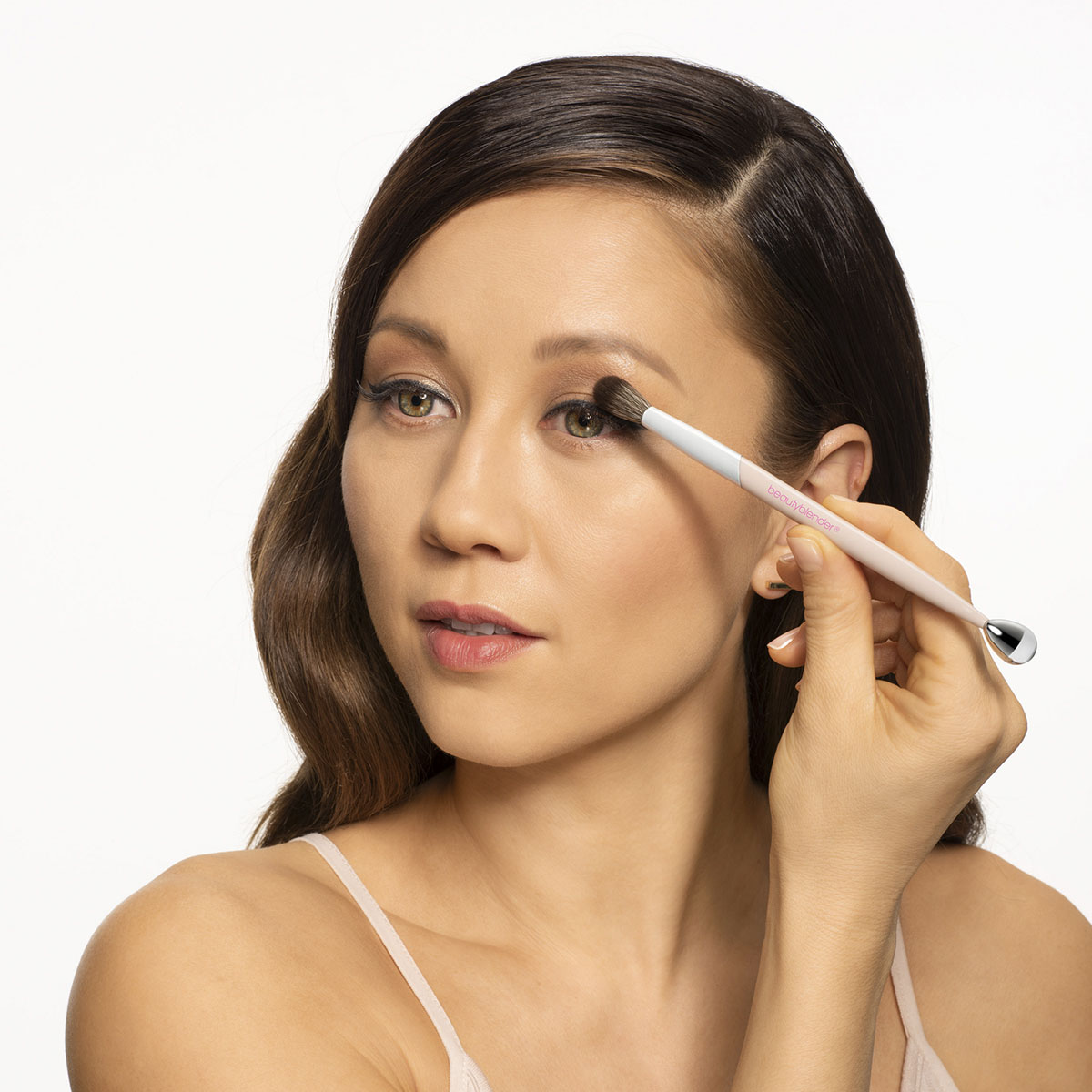 Бьюти-блендер Кисть High roller crease brush & cooling rolle с охлаждающим роллером для растушевки теней (Beautyblender, Кисти) фото 4