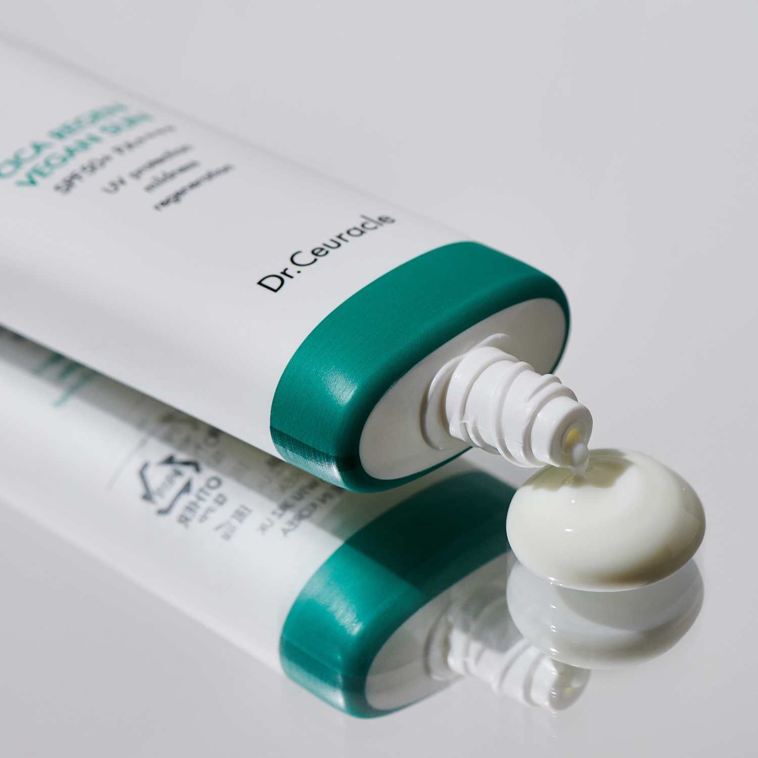 Доктор Сьюрикл Солнцезащитный веганский крем с центеллой Sun SPF 50+ PA++++, 50 мл (Dr. Ceuracle, Cica Regen) Доктор Сьюрикл Солнцезащитный веганский крем с центеллой Sun SPF 50+ PA++++, 50 мл (Dr. Ceuracle, Cica Regen) фото 3