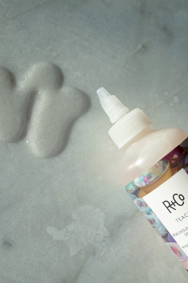  Детокс-кондиционер с экстрактом листьев персика и чайного гриба Teacup, 177 мл (R+Co, Restore + Repair) фото 1