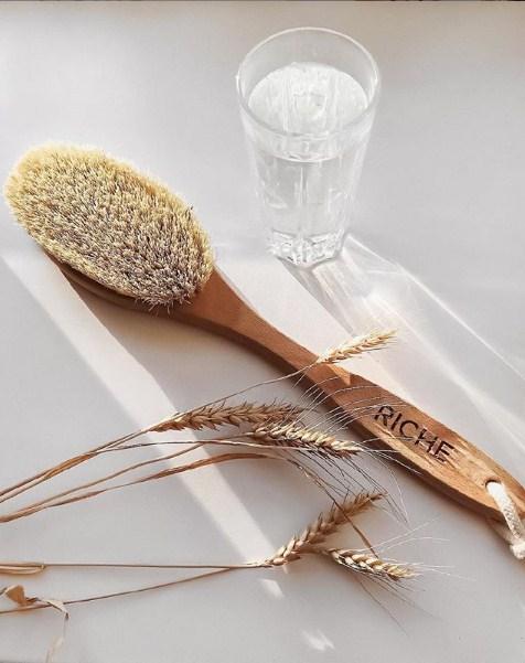 Рише Дренажная щётка для сухого массажа из бука 1 штука (Riche, Уход за телом) фото 1
